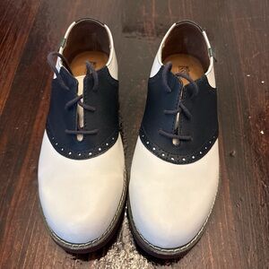 School Issue Women's 8 1/2 W